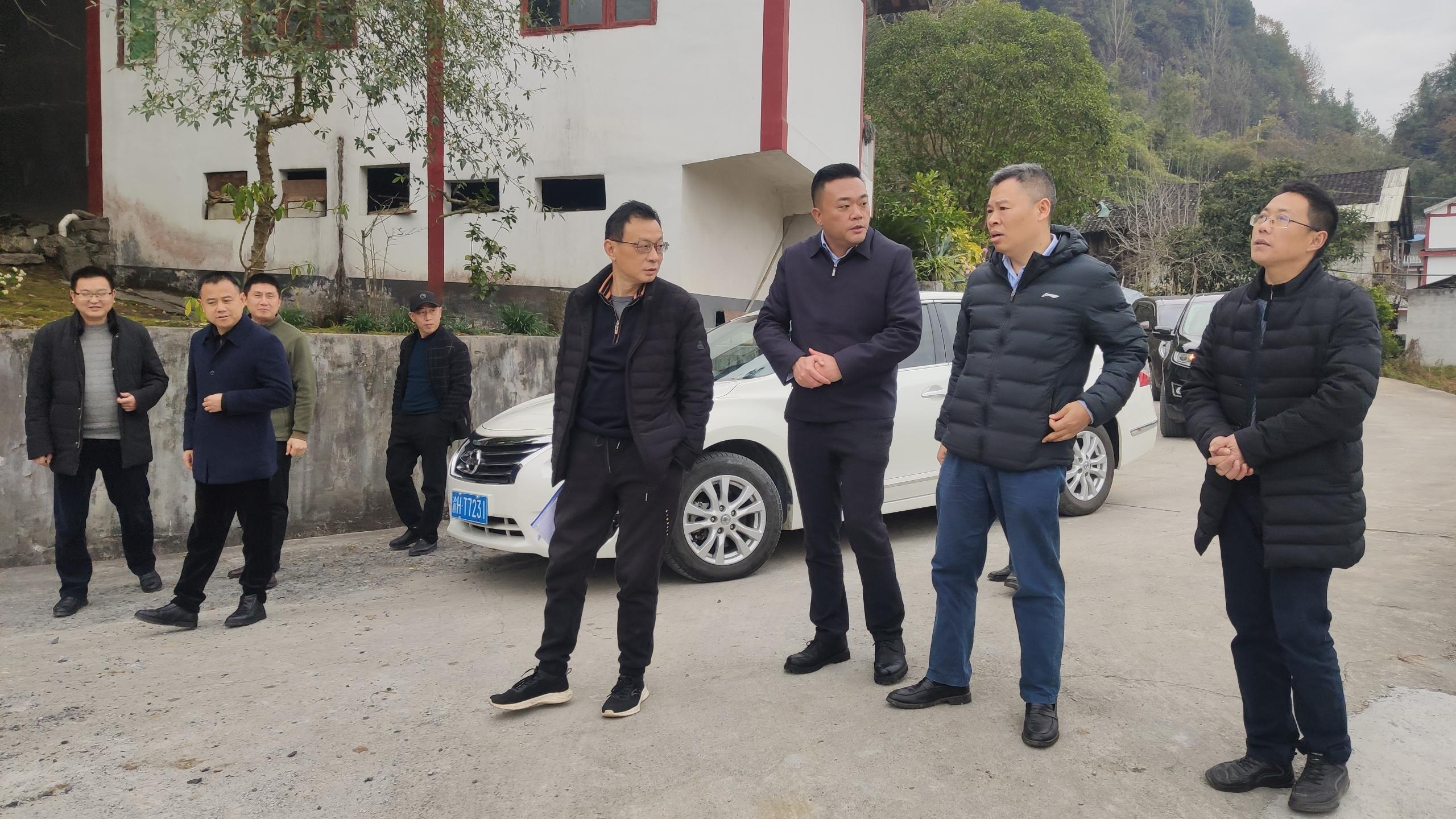 重慶市農(nóng)委畜牧處副處長(zhǎng)晏亮一行在黔江區(qū)農(nóng)委、區(qū)畜牧發(fā)展中心領(lǐng)導(dǎo)陪同下，到重慶69畜牧種公豬站調(diào)研