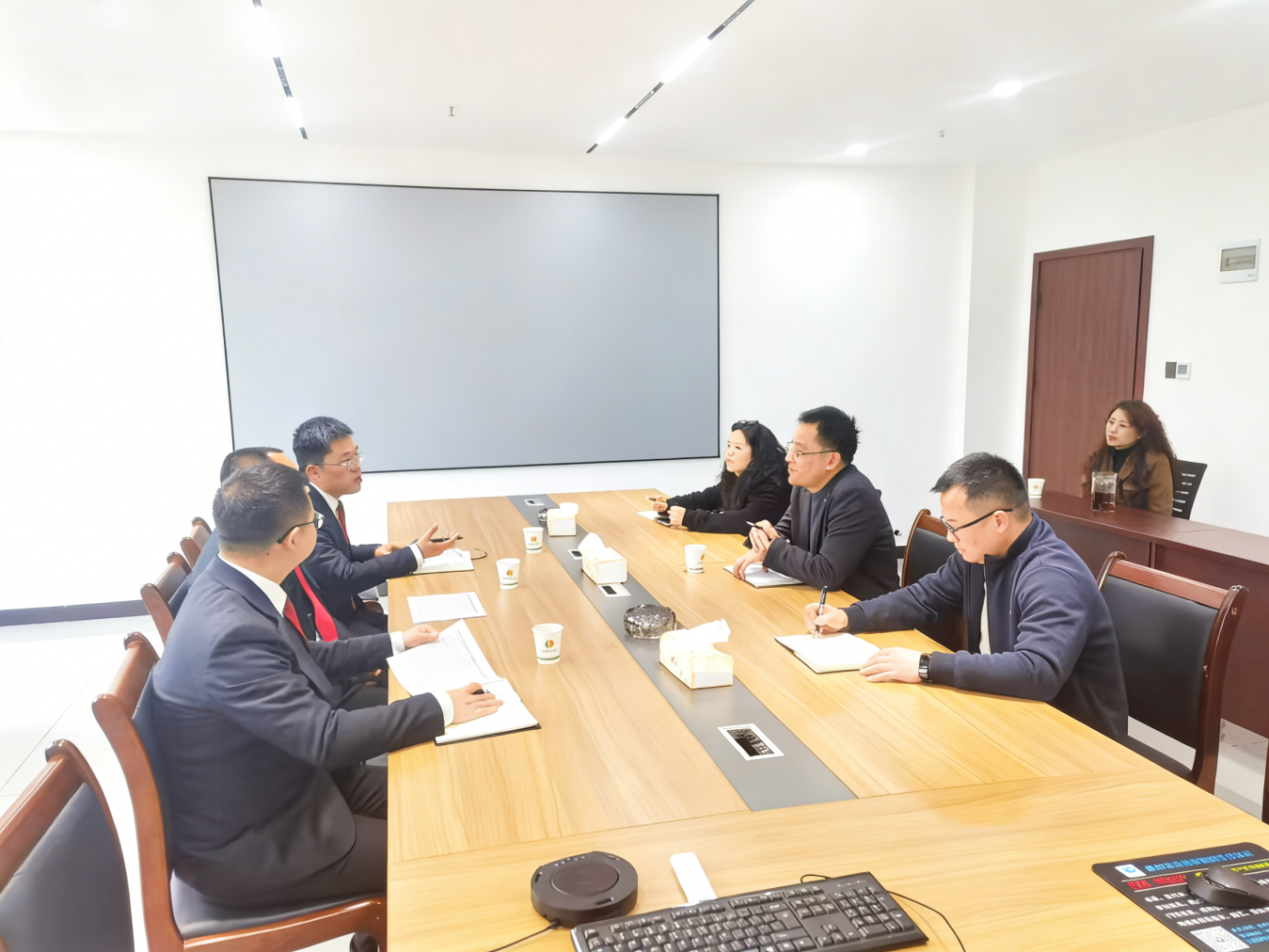 走訪(fǎng)企業(yè)聽(tīng)心聲 優(yōu)化營(yíng)商新環(huán)境<br/>——黔江法院黨組成員、副院長(zhǎng)陳江到我司調(diào)研座談